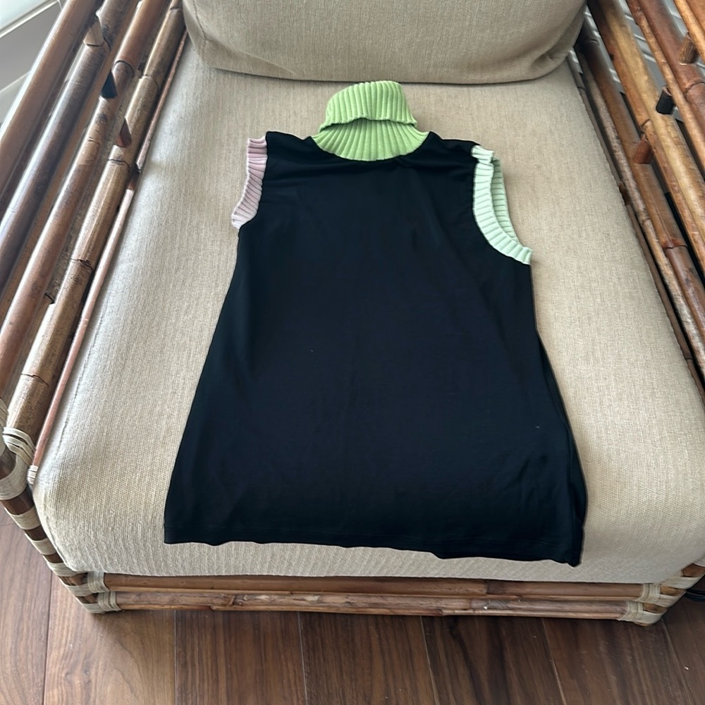 Cute sleeveless top.